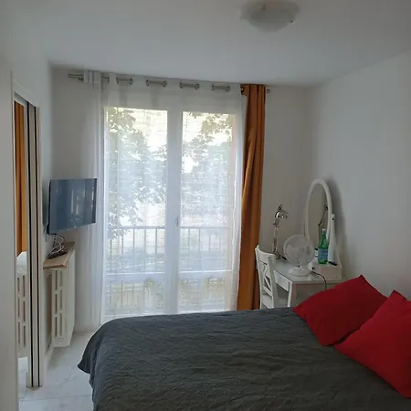 Very Private 1 Living With Sofa Bed 1 Bedroom 1 Bathroom With Toilet 1 Kitchen *