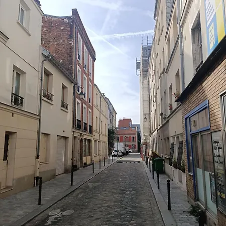 Very Private 1 Living With Sofa Bed 1 Bedroom 1 Bathroom With Toilet 1 Kitchen *