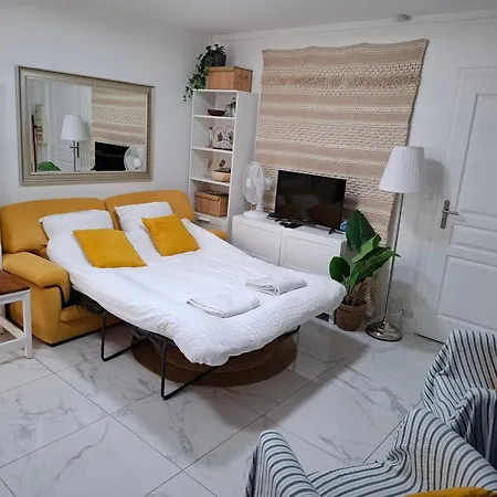 Very Private 1 Living With Sofa Bed 1 Bedroom 1 Bathroom With Toilet 1 Kitchen Pansiyon Paris