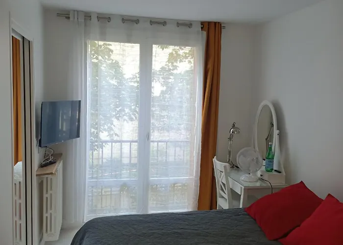 Very Private 1 Living With Sofa Bed 1 Bedroom 1 Bathroom With Toilet 1 Kitchen *