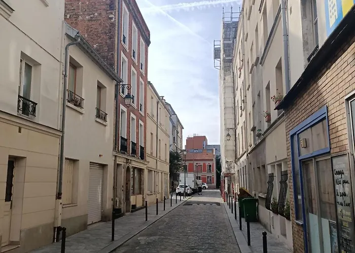 Very Private 1 Living With Sofa Bed 1 Bedroom 1 Bathroom With Toilet 1 Kitchen *