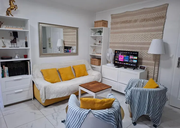 Very Private 1 Living With Sofa Bed 1 Bedroom 1 Bathroom With Toilet 1 Kitchen 홈스테이 *