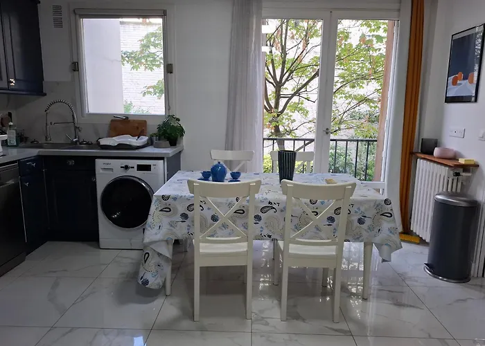 홈스테이 Very Private 1 Living With Sofa Bed 1 Bedroom 1 Bathroom With Toilet 1 Kitchen *