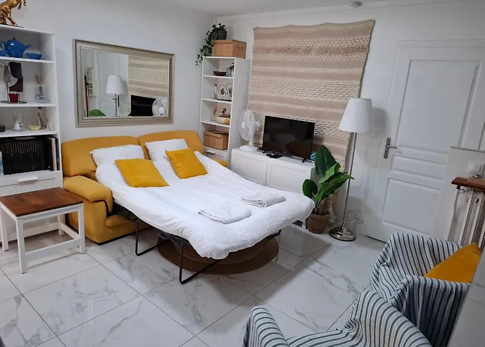 Very Private 1 Living With Sofa Bed 1 Bedroom 1 Bathroom With Toilet 1 Kitchen 홈스테이 파리